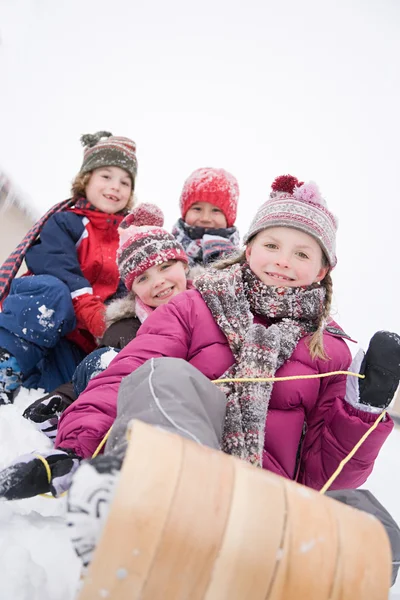 Bambini che si divertono sullo slittino — Foto Stock