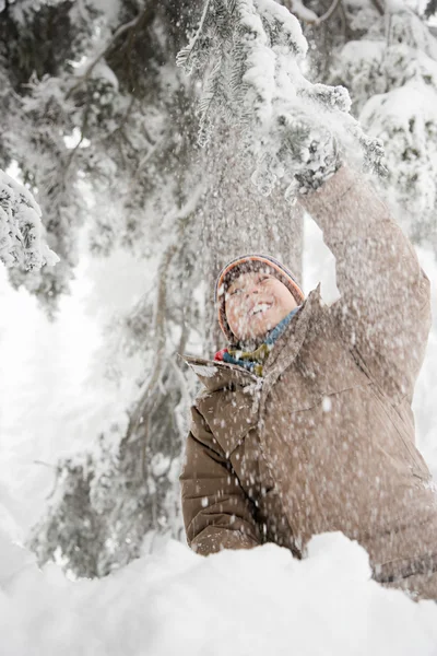 楽しい雪の中で少年 — ストック写真