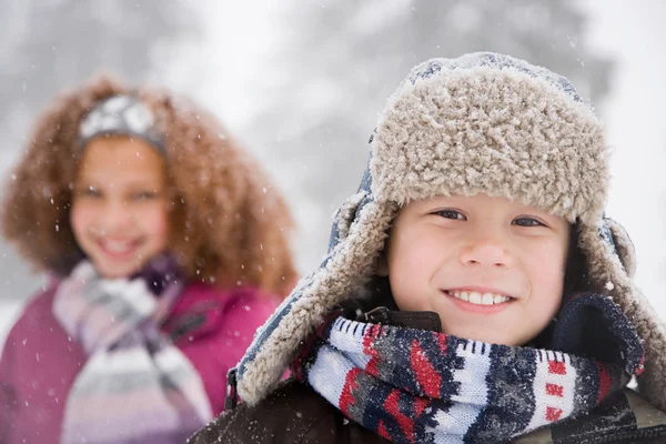 Barn i den snöiga skogen — Stockfoto