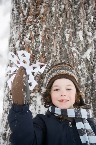 Retrato del niño con un copo de nieve — Foto de Stock