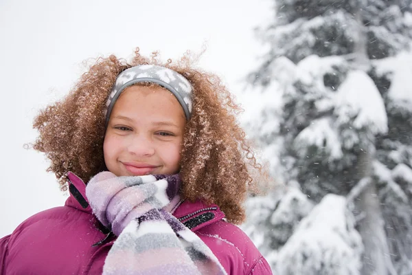 雪に覆われた森の中の少女 — ストック写真