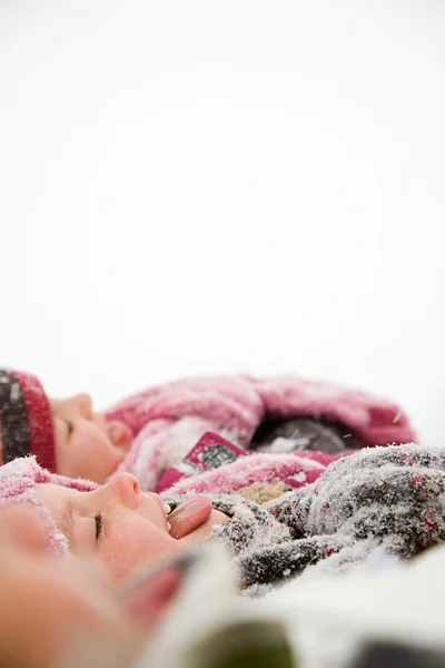 Barn i snö stack sina tungor ut — Stockfoto