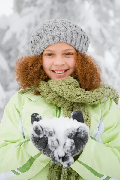 Tjej som har kul med snö — Stockfoto