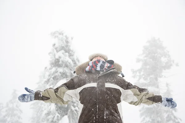 Ragazzo nella foresta innevata — Foto Stock