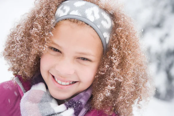 Chica en la nieve divertirse — Foto de Stock