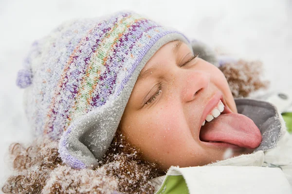 Ragazza nella neve sporgente lingua — Foto Stock