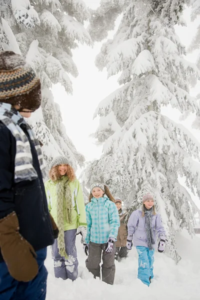 Niños en la nieve divirtiéndose —  Fotos de Stock