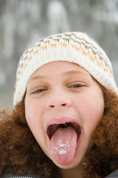 Mädchen mit Schnee auf der Zunge — Stockfoto