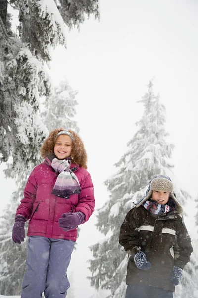 Ritratto dei bambini nella neve — Foto Stock