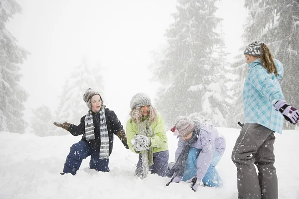 Bambini che giocano nella neve — Foto Stock