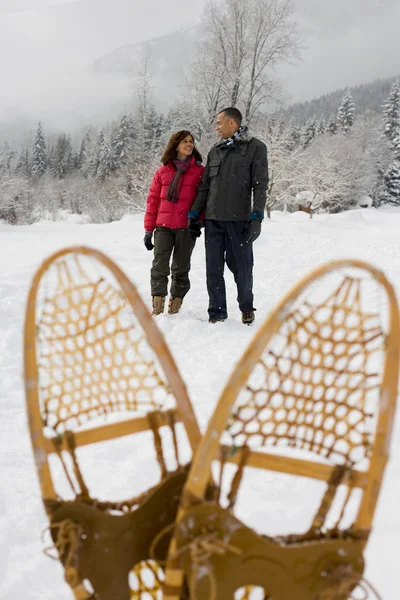 Ouder paar wandelen door sneeuw — Stockfoto
