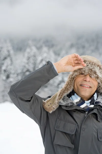 Muž prohlížení prostřednictvím deerstalker klobouk — Stock fotografie