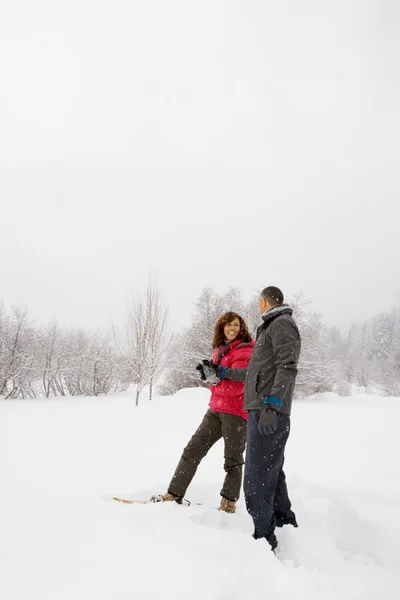 Ouder paar wandelen door sneeuw — Stockfoto