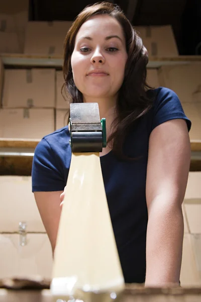 Mujer encintando caja — Foto de Stock