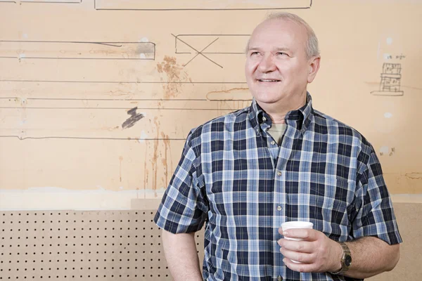 Portret van de man denken en glas in zijn hand — Stockfoto