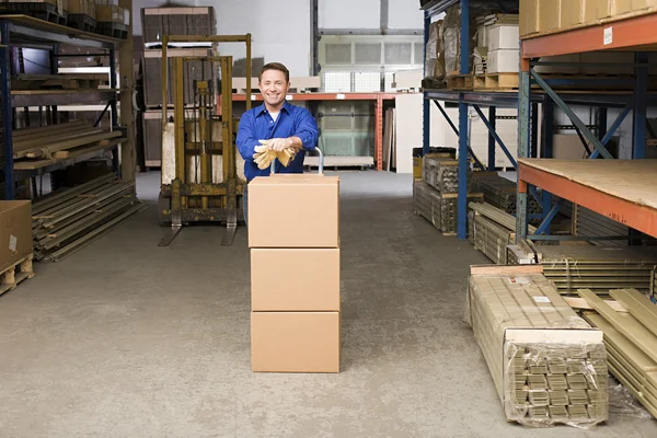 Werknemer in magazijn — Stockfoto