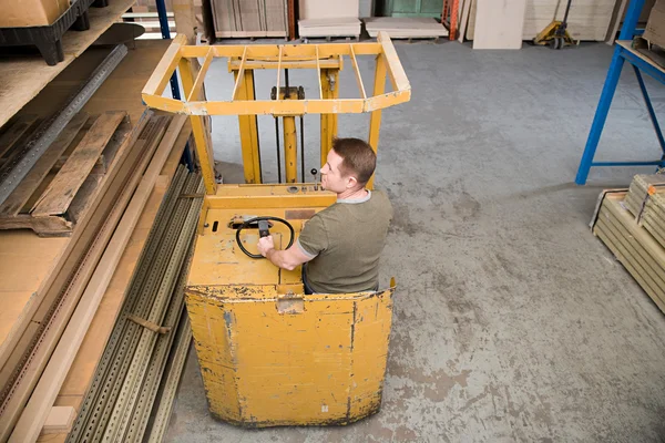 Man in vorkheftruck — Stockfoto