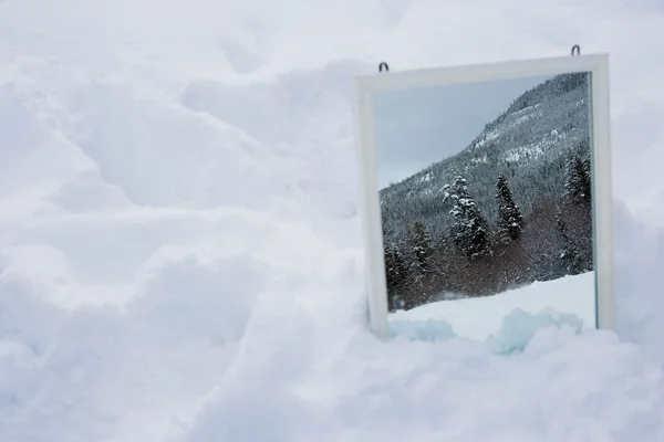 Reflexão de uma cena de inverno em um espelho Fotos De Bancos De Imagens Sem Royalties
