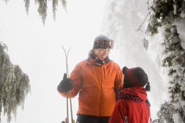Baba ve oğul Kayak yapmaya hazırlanıyor