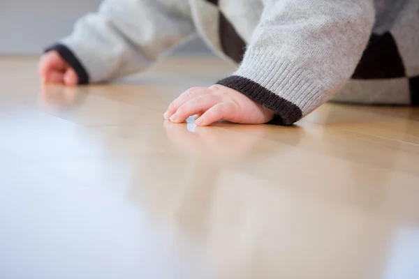 床の上の子供の手 — ストック写真