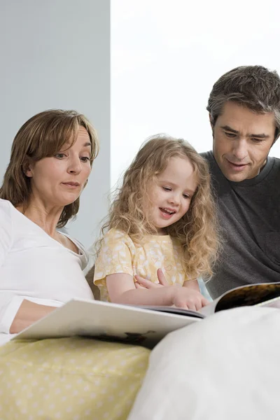 本を読む家族 — ストック写真