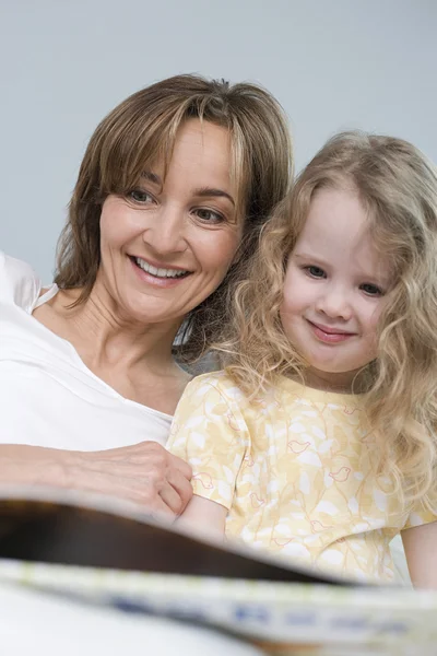 Mor och dotter läser en bok — Stockfoto