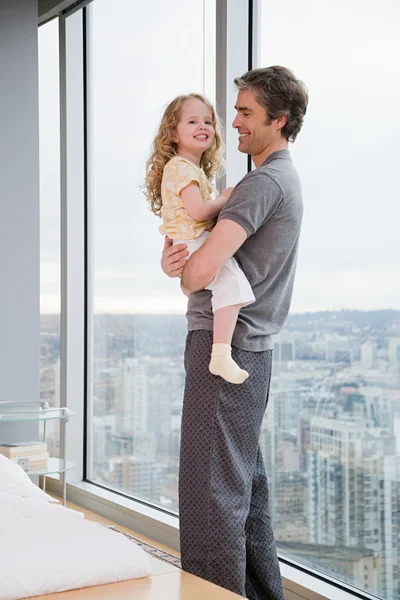 Pai segurando sua filha — Fotografia de Stock