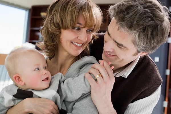 Eltern und ihr Baby — Stockfoto