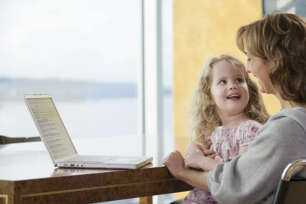 Mãe e filha trabalhando no computador — Fotografia de Stock