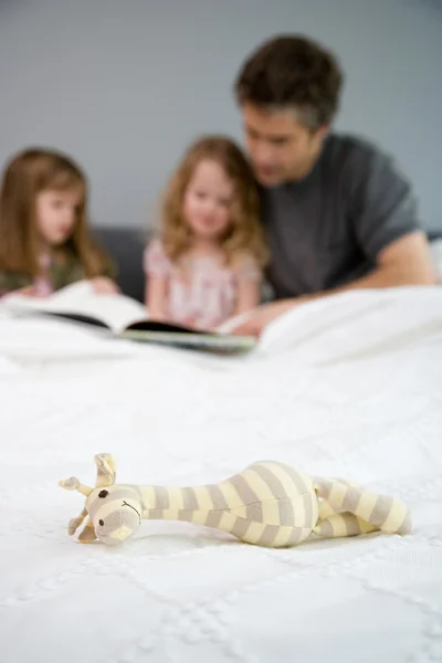 Крупным планом игрушечного жирафа — стоковое фото