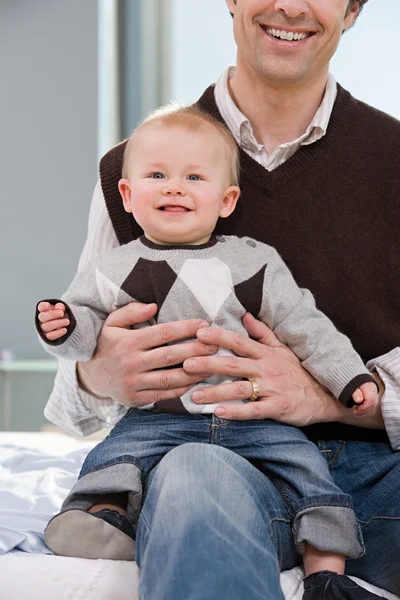 Junge saß auf dem Knie seines Vaters — Stockfoto