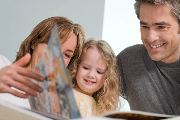 Familie die een boek leest — Stockfoto