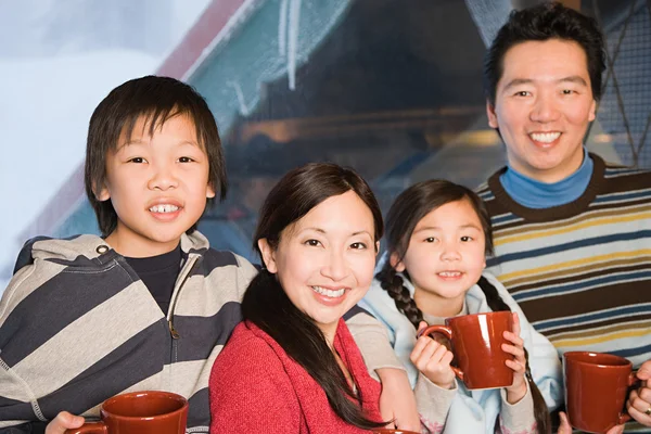 Familia con bebidas calientes — Foto de Stock