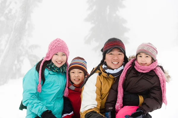 Familia en el bosque nevado — Foto de Stock