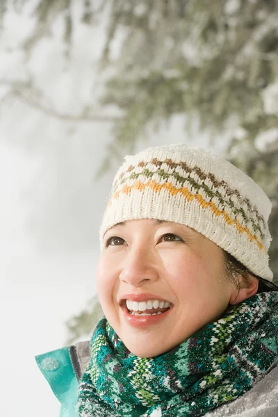 Frau im Schnee — Stockfoto