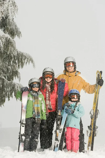 Familj med skidor i skogen — Stockfoto