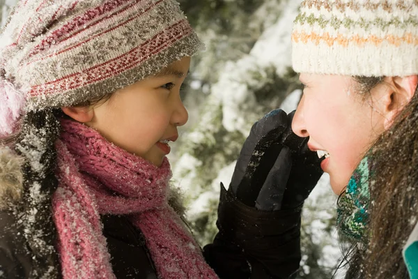 Meisje en moeder in sneeuw — Stockfoto