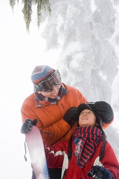 Padre e hijo se preparan para esquiar — Foto de Stock