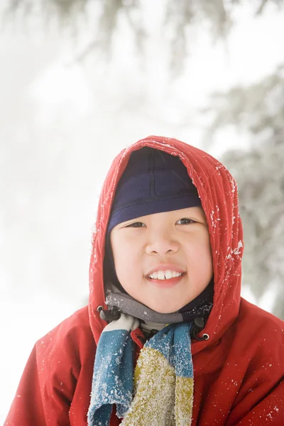 Chłopiec w śniegu — Zdjęcie stockowe