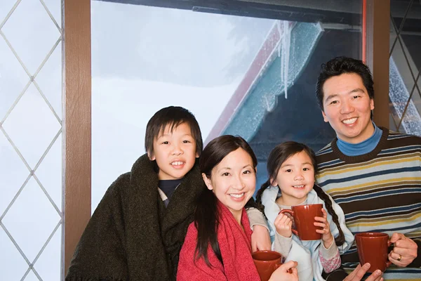 Familie met warme dranken — Stockfoto