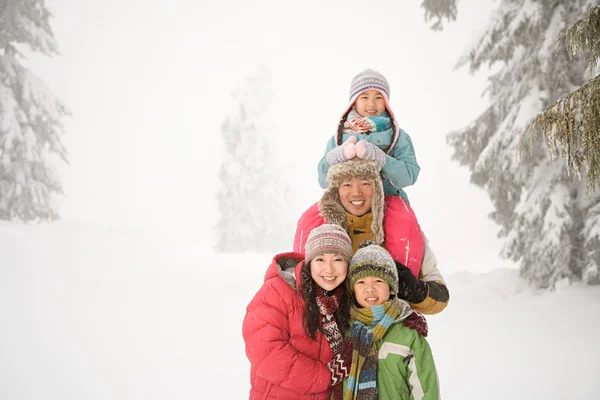 Karda bir aile — Stok fotoğraf