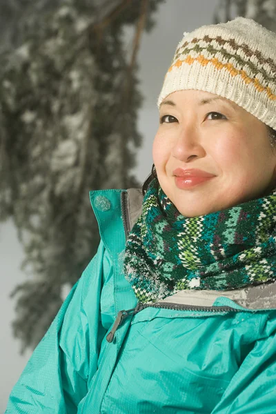 Portret van vrouw in winterkleren — Stockfoto