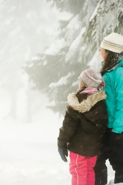 Mor och dotter i snön — Stockfoto