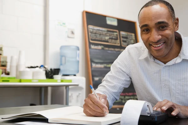 Man doen rekeningen in café — Stockfoto