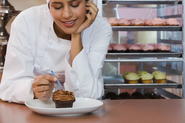 Bakker met cupcake — Stockfoto