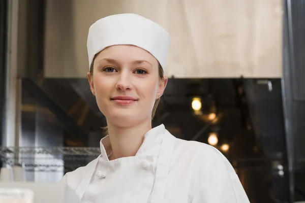 Gelukkig vrouwelijke chef kok — Stockfoto