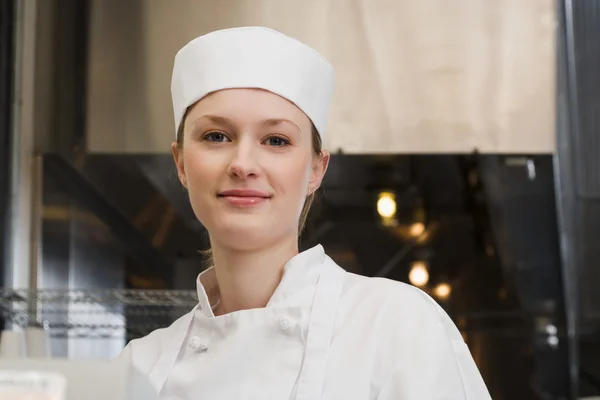 Bonne cuisinière chef cuisinière — Photo