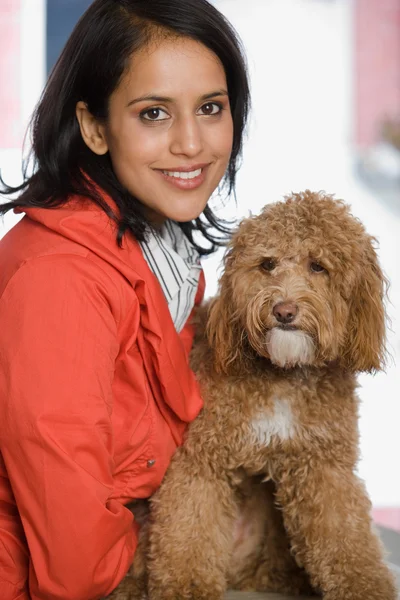 女性と彼女の犬 — ストック写真