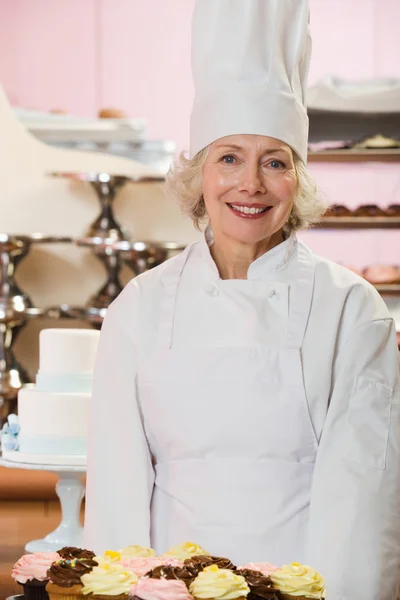 Bäcker mit Kuchen — Stockfoto