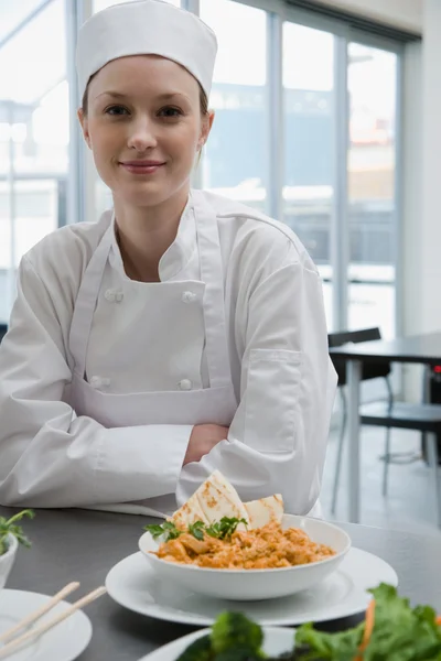 Chef-kok met maaltijd — Stockfoto